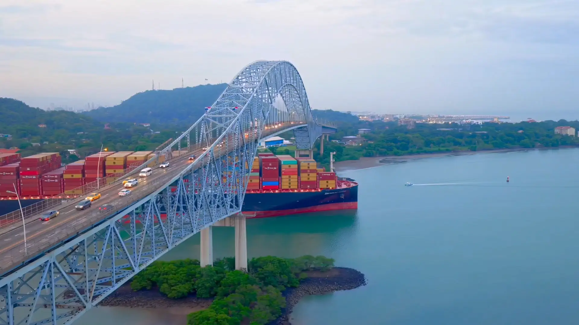 El puente de las Américas sobre el canal de Panamá, con un barco portacontenedores